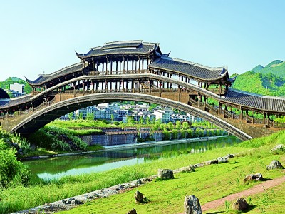一座廊桥，联通传统与现代