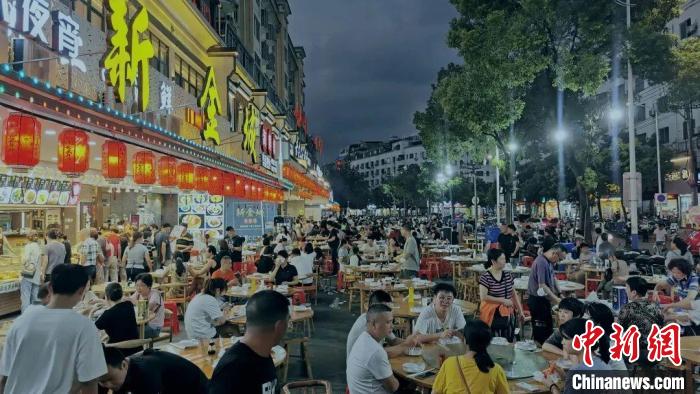 霞浦县太康路海鲜排档一条街。　空空 摄