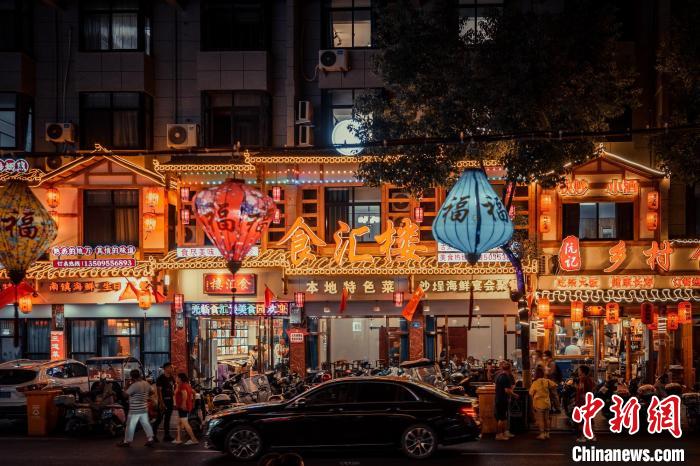 福鼎桐山溪西美食街。　陈同学 摄