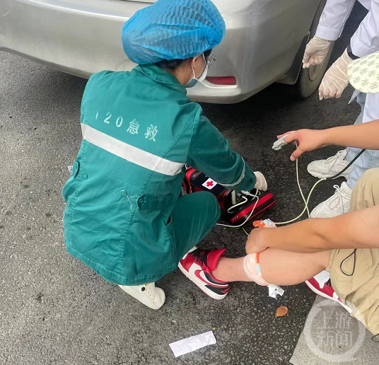 男子驾车时被毒蛇咬伤，同车女子：不知什么时候钻进来的 | 极目新闻