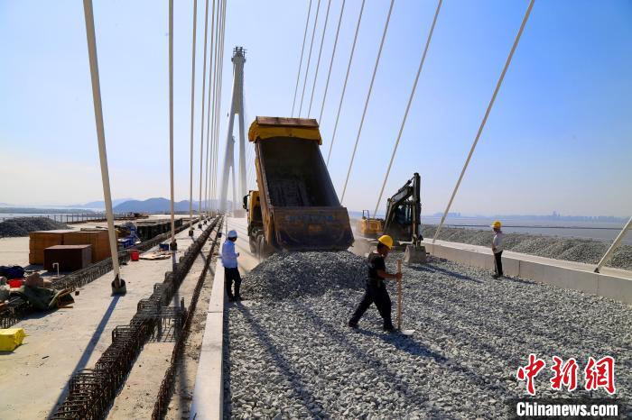 金海大桥工地上正在进行底层道砟铺设施工。　孟庆虎 摄