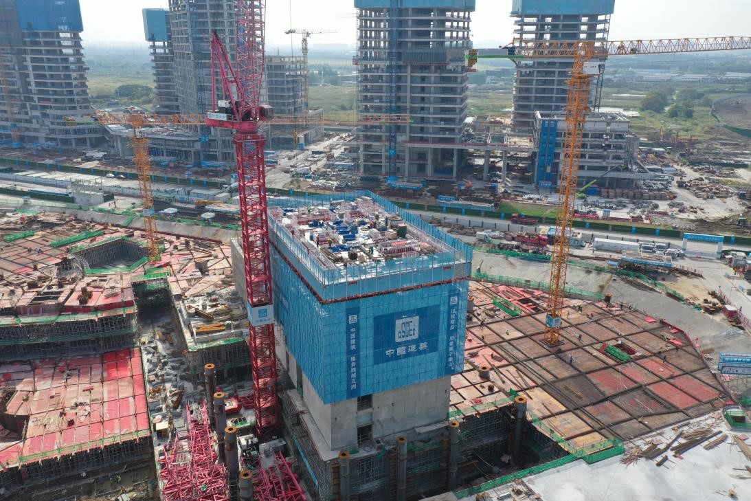 大国重器！中建三局第四代轻量化顶模“空中造楼机”安装完成 | 极目新闻