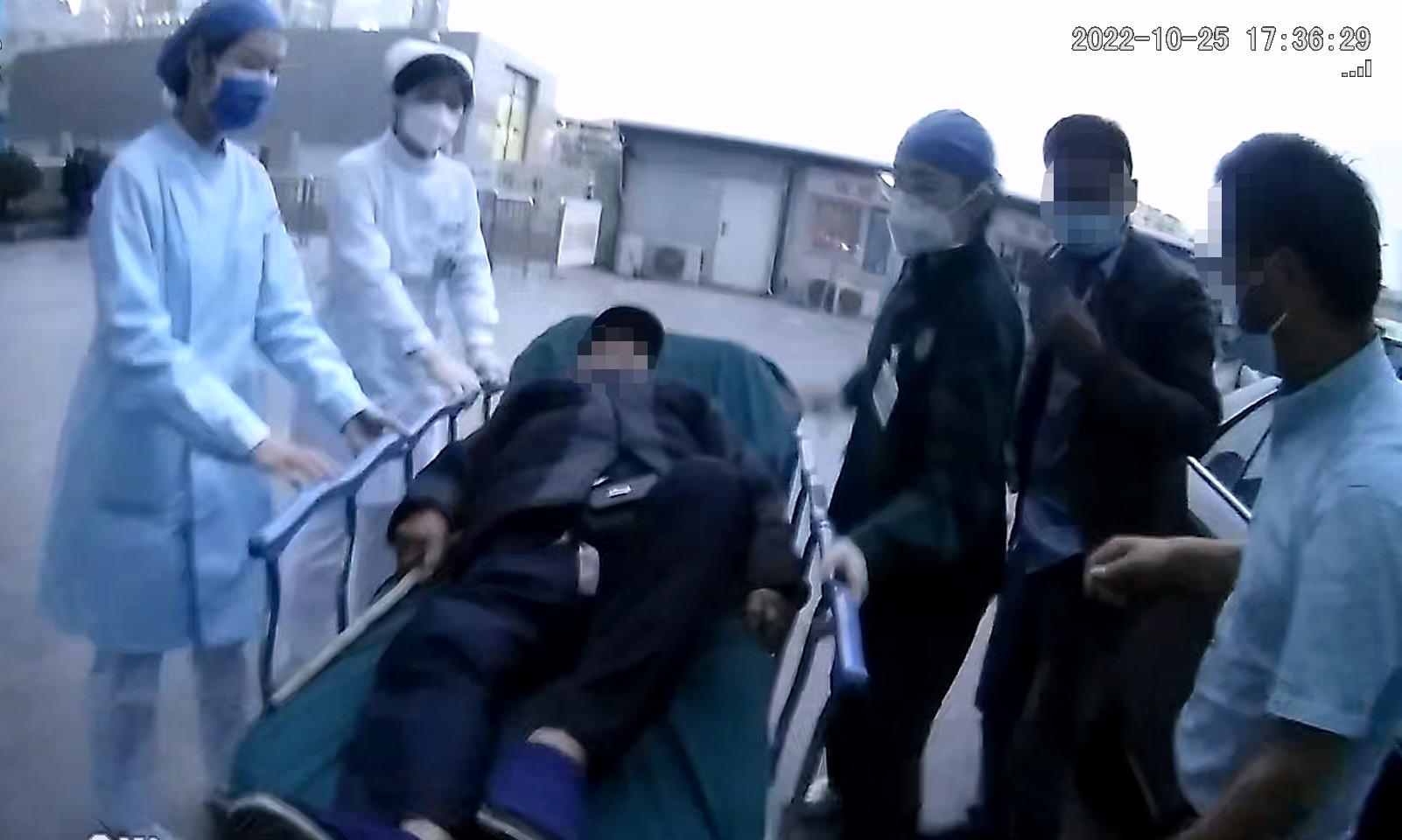 八旬老人心脏衰竭，泉山交警紧急送医 | 极目新闻