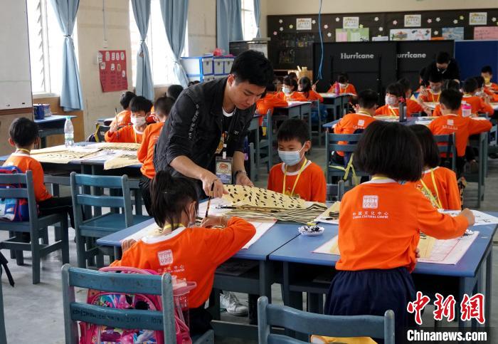 小朋友在学习书法。吉隆坡中国文化中心供图 吉隆坡中国文化中心 摄