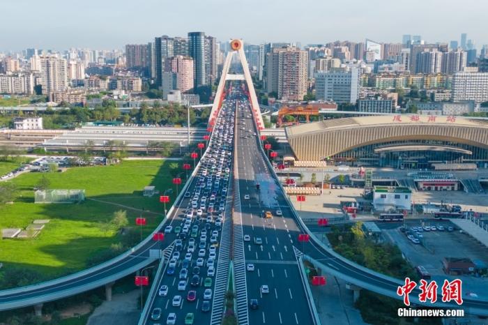 资料图：四川成都，天府立交桥。(无人机照片) <a target='_blank' href='/'>中新社</a>记者 张浪 摄