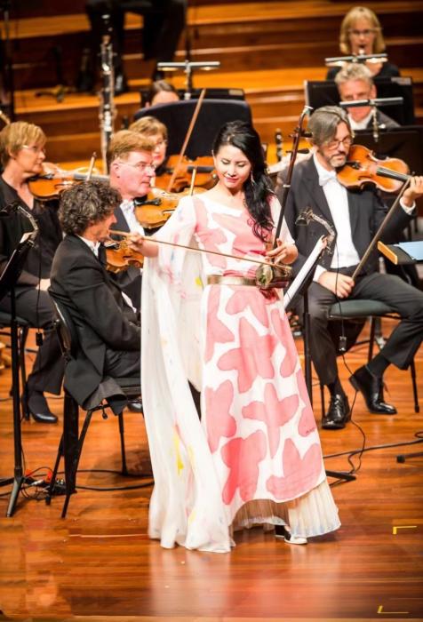 2018年2月，在墨尔本新年音乐会上，马晓辉与墨尔本交响乐团合作，为中澳观众呈现二胡协奏曲《天山牧羊女》。(受访者供图/《中国新闻》报 发)