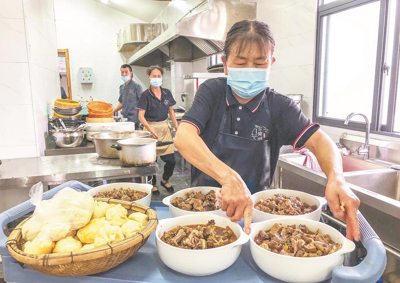 家乡味土菜深受游客欢迎。