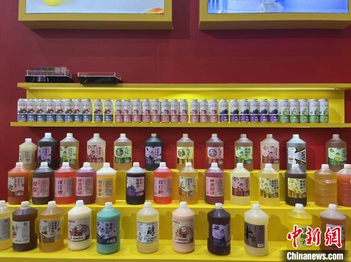 糖酒会上，某系列低度潮酒多达30余种口味。　王利文 摄 摄