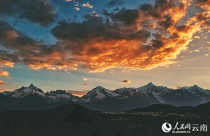 日落时分。此里取次摄