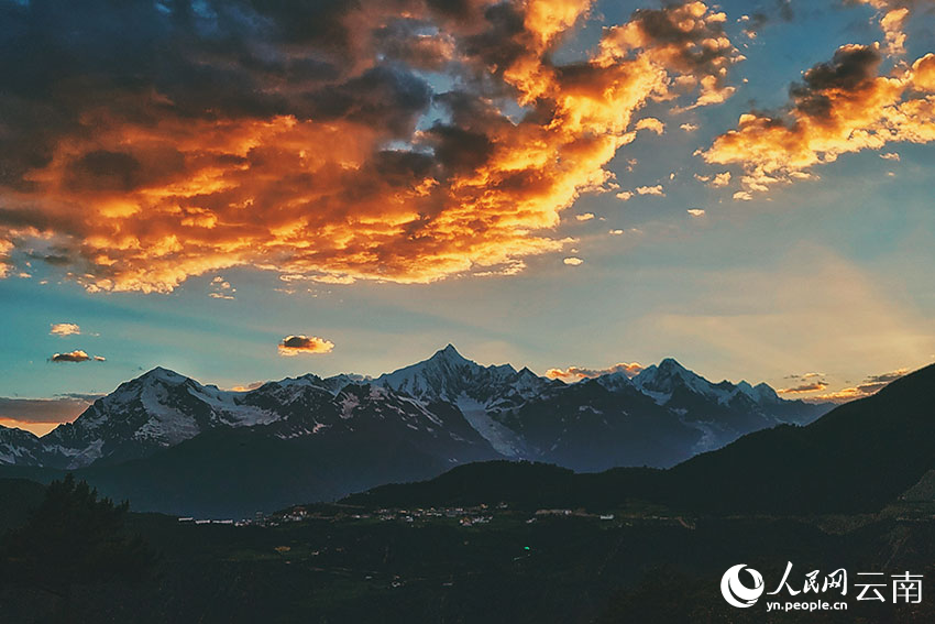 日落时分。此里取次摄