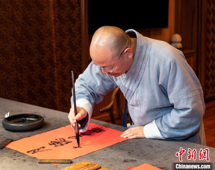 杭州灵隐寺方丈光泉法师亲手题写祈福年历 杭州灵隐寺 供图