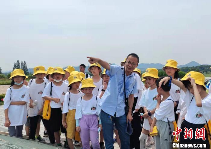 浙江省文物考古研究所研究员、良渚古城及水利系统项目考古领队王宁远为学生介绍相关知识 孙源 摄