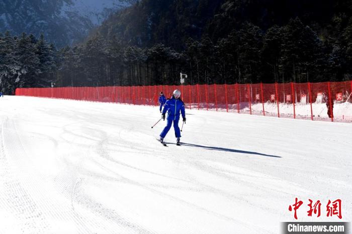 汶川县灞州镇阿尔沟羌人谷滑雪场。　汶川县委宣传部供图