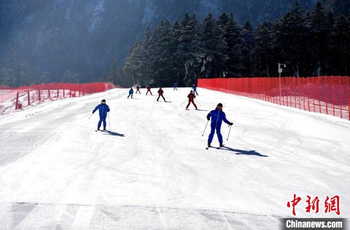 汶川县灞州镇阿尔沟羌人谷滑雪场。