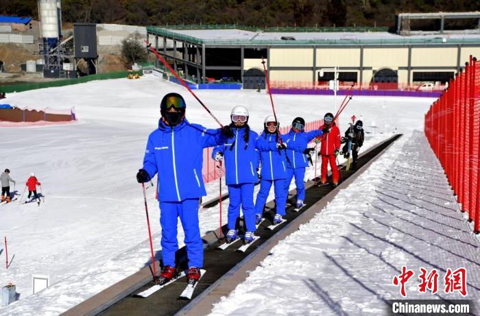 汶川县灞州镇阿尔沟羌人谷滑雪场。　汶川县委宣传部供图