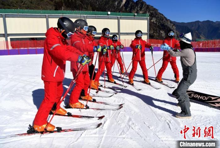 汶川县灞州镇阿尔沟羌人谷滑雪场。　汶川县委宣传部供图