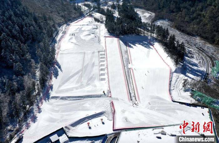 汶川县灞州镇阿尔沟羌人谷滑雪场。　汶川县委宣传部供图