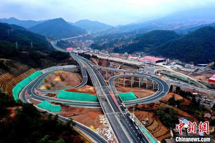 德会高速沿途设7处互通式立交、服务区2处。　赵亮 摄
