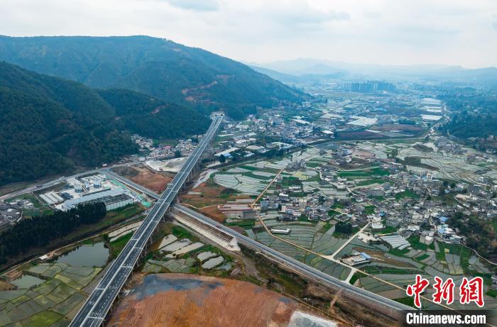 德会高速经过会理城郊区，人们上下高速十分方便。　邵贤津 　摄