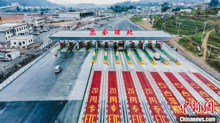 “会理北”将成进出会理的关键路口，进出通道十分壮观。　柏和新 摄