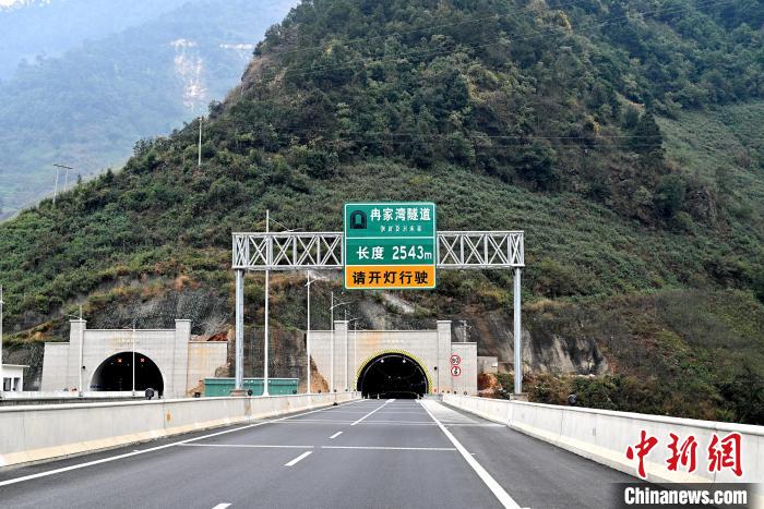 冉家湾隧道右洞，经过建设者662个日夜奋战后实现贯通。　宋明 　摄