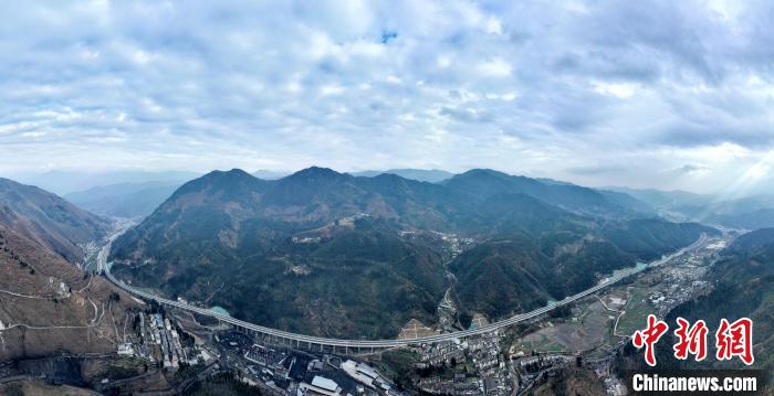 德会高速大多沿着峡谷穿行。　胡仲平 摄