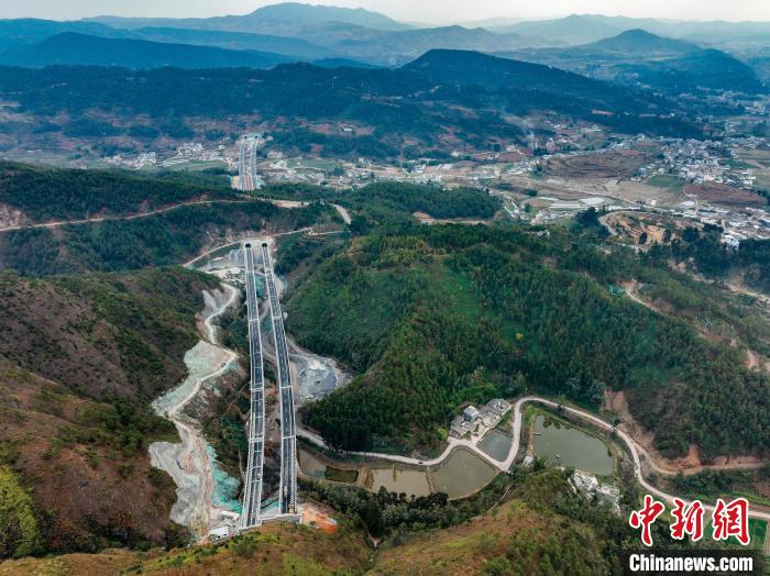 公路建设难度大，桥隧比约60%。　刘平 摄