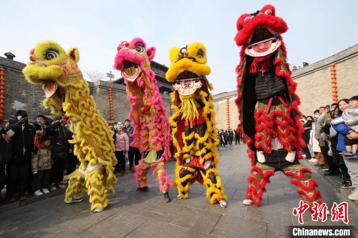 图为民间艺人在邯郸市永年区广府古城表演舞狮。　胡高雷 摄