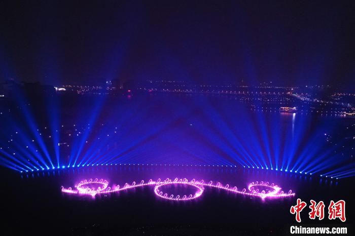 航拍位于江西省南昌市红谷滩区九龙湖公园的光影水秀音乐喷泉表演。　刘占昆 摄