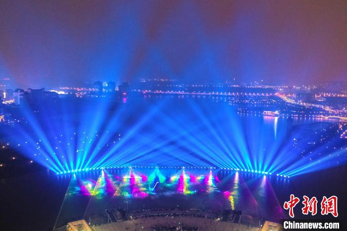 南昌九龙湖公园光影水秀喷泉表演结合脉动水幕投影、亮彩激光灯等设备，构成全新水秀表演平台。　刘占昆 摄