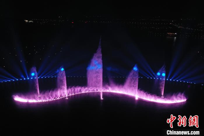元旦假期，该光影水秀音乐喷泉表演每天都吸引不少游客和市民前来观看。　刘占昆 摄