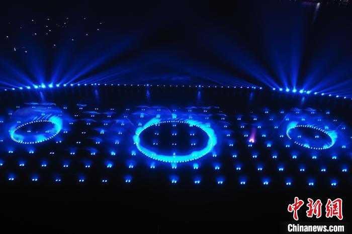 南昌九龙湖公园光影水秀喷泉表演结合脉动水幕投影、亮彩激光灯等设备，构成全新水秀表演平台。　刘占昆 摄