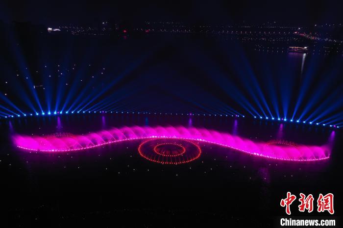 江西南昌九龙湖公园光影水秀音乐喷泉，利用喷泉、冷雾、气爆泉、多重影像等，构成全新水秀表演平台。　刘占昆 摄