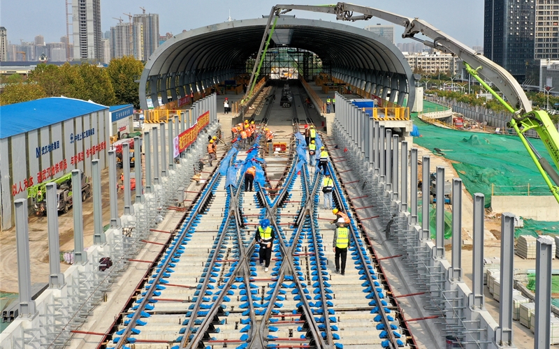 5号线起点调整工程施工人员争分夺秒铺轨。武汉地铁集团供图