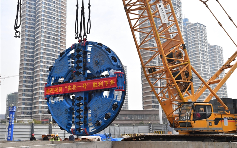 12号线博览路站—国博中心南站区间盾构刀盘吊装。武汉地铁集团供图