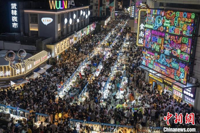 武林夜市往年场景 叶连忠 摄