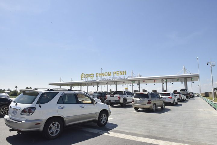 车辆在柬埔寨首都金边的金港高速公路入口处排队（2022年11月7日摄）。新华社.jpg