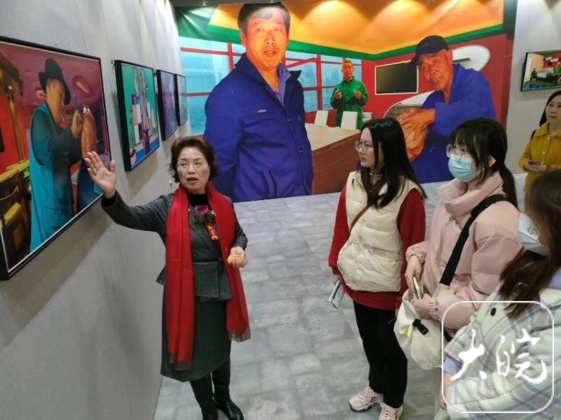 绽放的情怀——崔建玲摄影艺术展开展 | 极目新闻