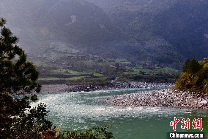 图为雾里村，位于丙中洛镇北面，与高黎贡山隔江相望。　罗婕 摄