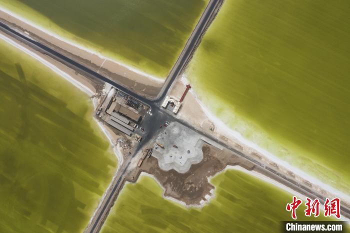 航拍春日的察尔汗盐湖。　马铭言 摄