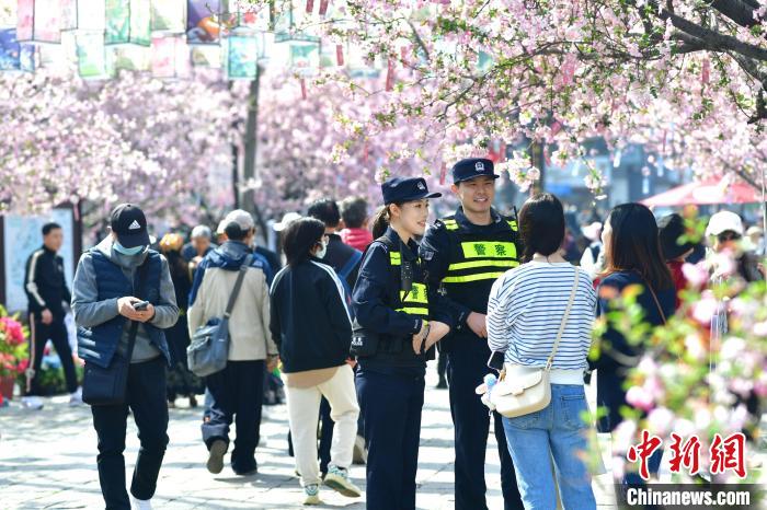 如画的春色中，有这样一群平安守护者，背对着风景，守护看风景的你。　国武 摄