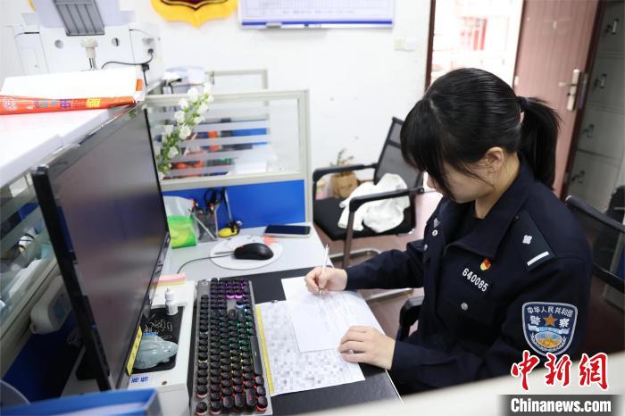 图为胡雨恬对涉诈案件线索进行分析研判，　三明市公安局供图