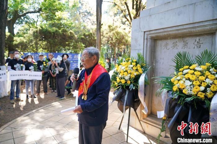 97岁的杨毓骧回忆滇西抗战往事。　刘冉阳 摄