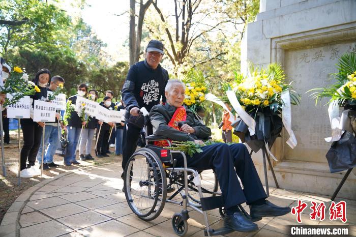 95岁的抗战老兵王权来到现场祭奠逝去的战友。　刘冉阳 摄