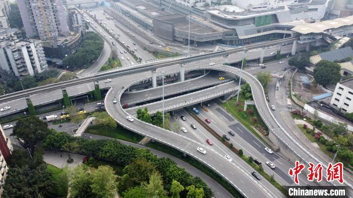 图为重庆谢家湾立交桥。　肖江川 摄