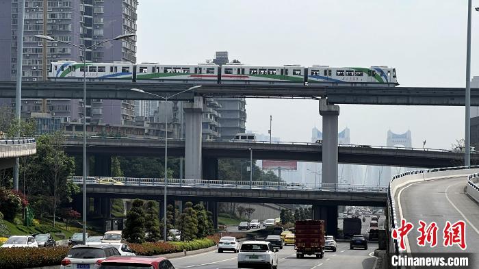 图为重庆谢家湾立交桥，汽车、单轨列车在每层各自行驶。　肖江川 摄