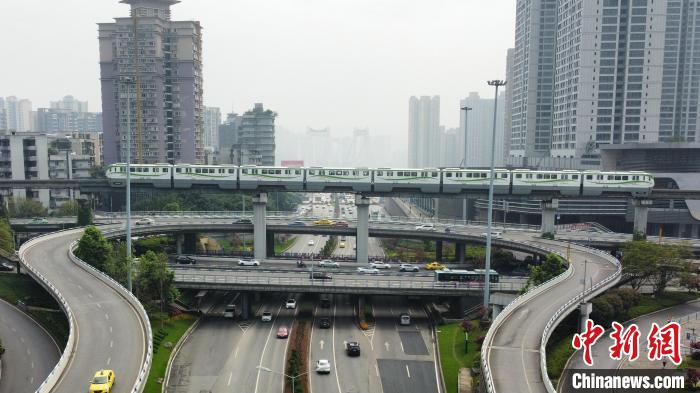 图为重庆谢家湾立交桥，汽车、单轨列车在每层各自行驶。　肖江川 摄