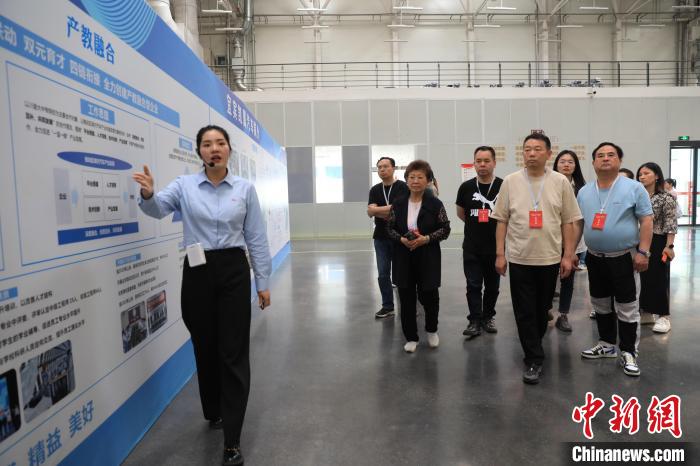 海外华文媒体参访团走进动力电池相关企业。　王磊 摄