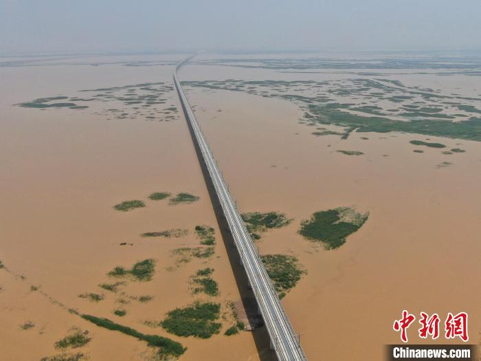 图为航拍昌景黄高铁金溪湖特大桥，该桥全长36.05公里，宛若长龙一般飞跨鄱阳湖的内湖金溪湖。　刘力鑫 摄