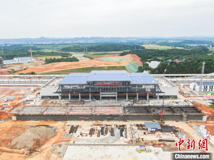 图为航拍建设中的昌景黄高铁乐平北站，昌景黄高铁的建成通车，将让乐平迎来首条设计时速350公里的高铁。　刘力鑫 摄